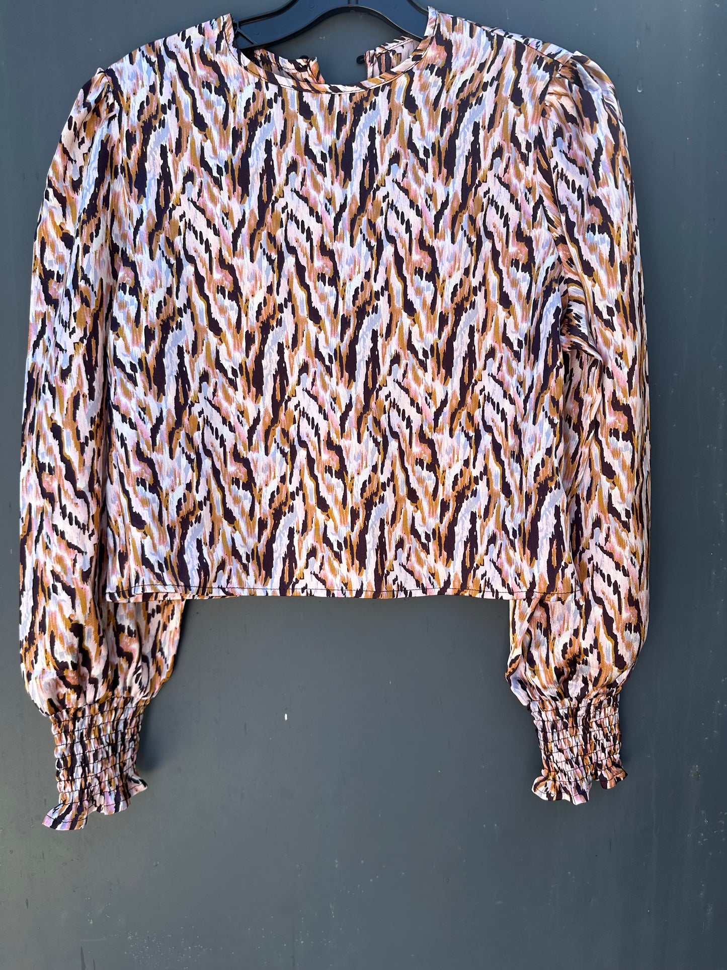 PATTERNED SILKY TOP