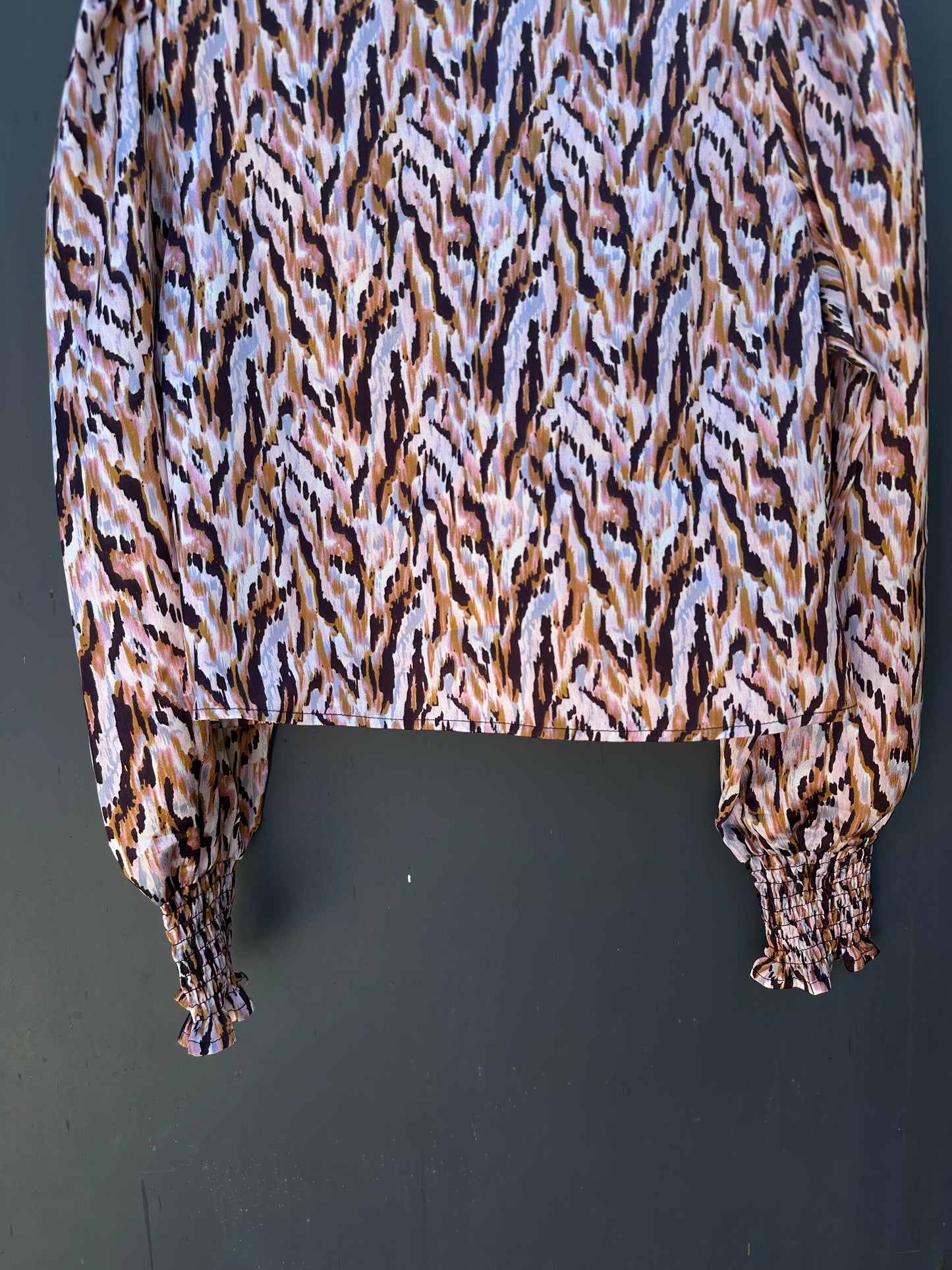 PATTERNED SILKY TOP