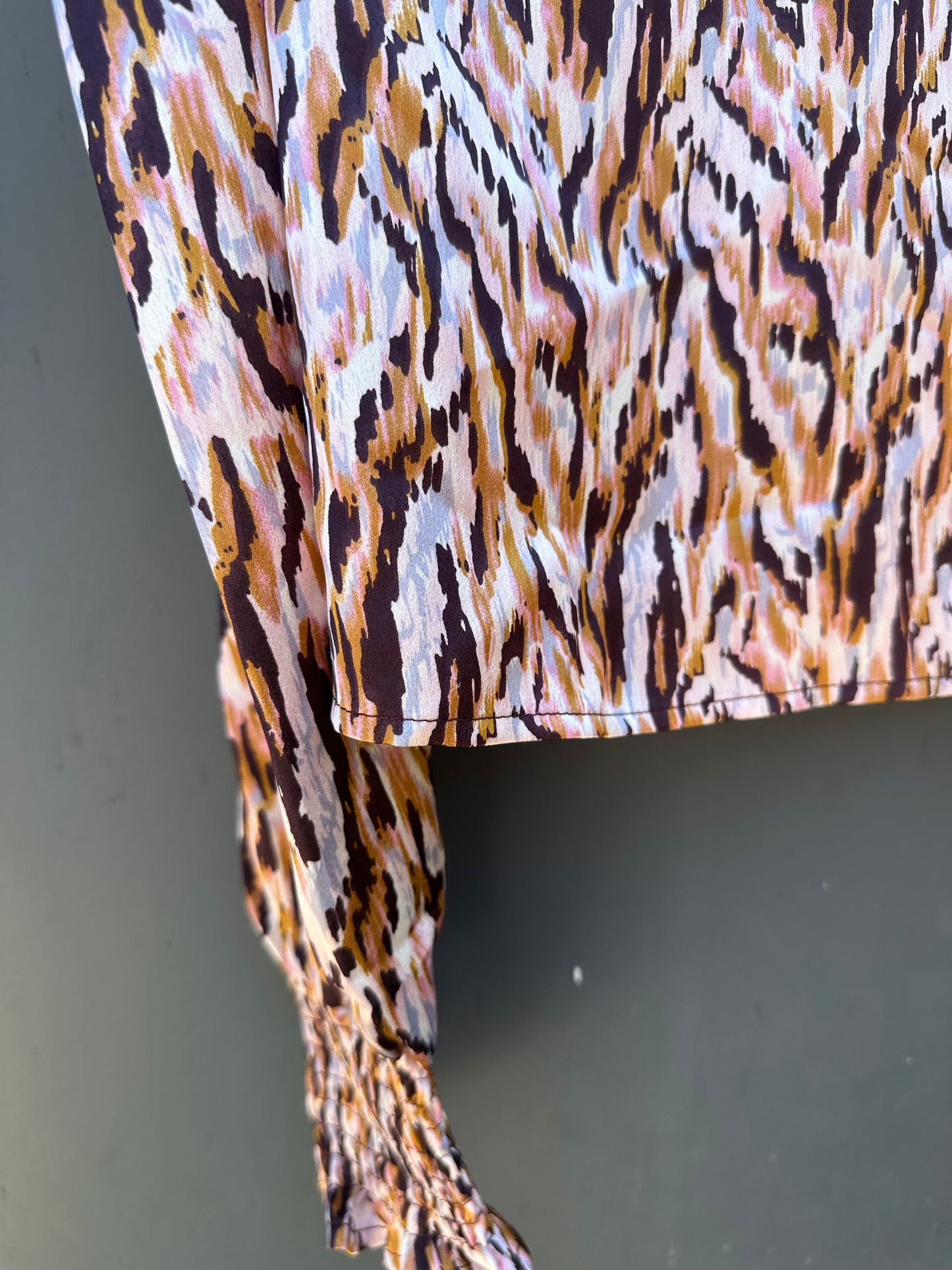 PATTERNED SILKY TOP