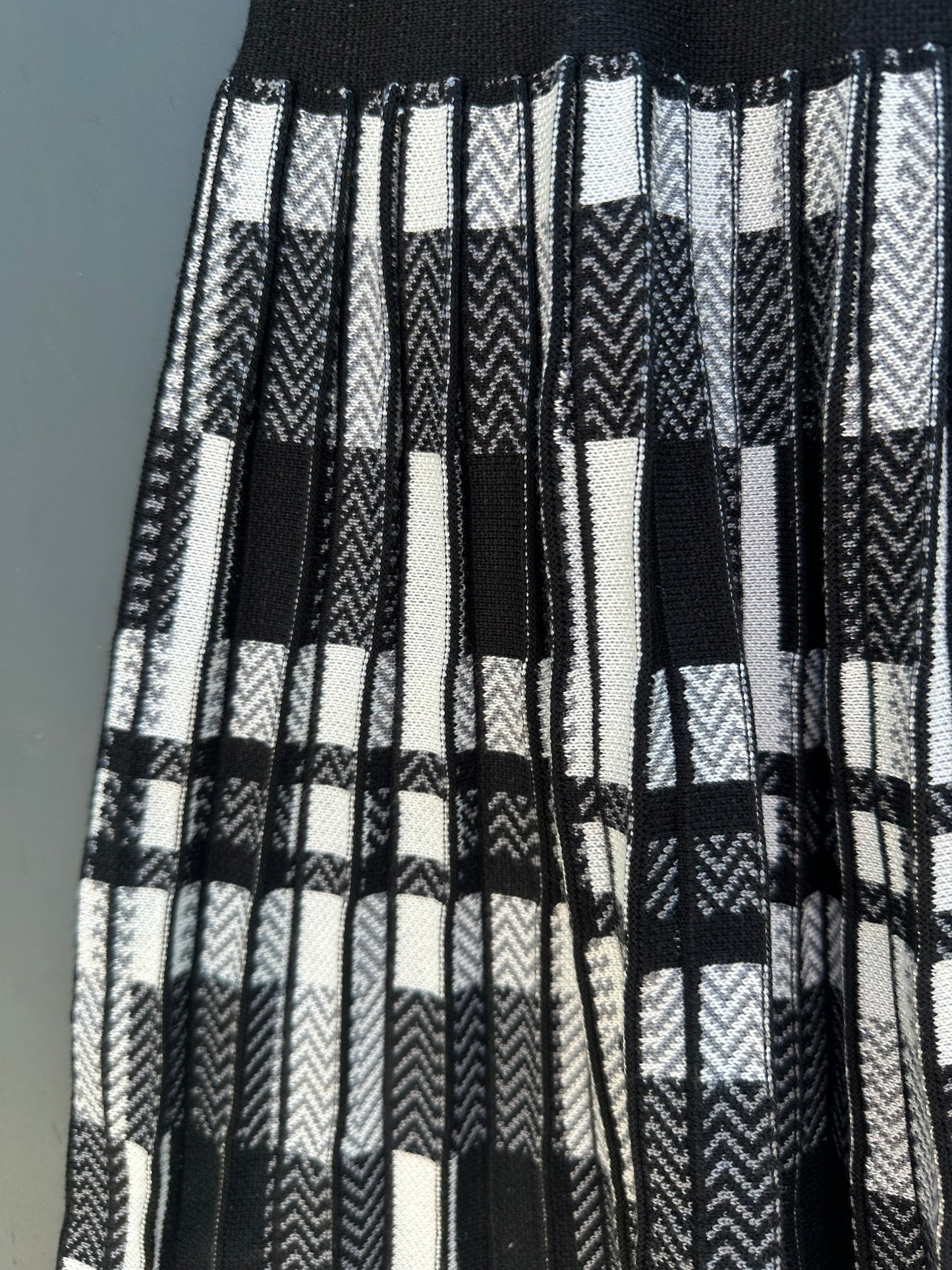 BLACK AND WHITE PLAID PLEATED