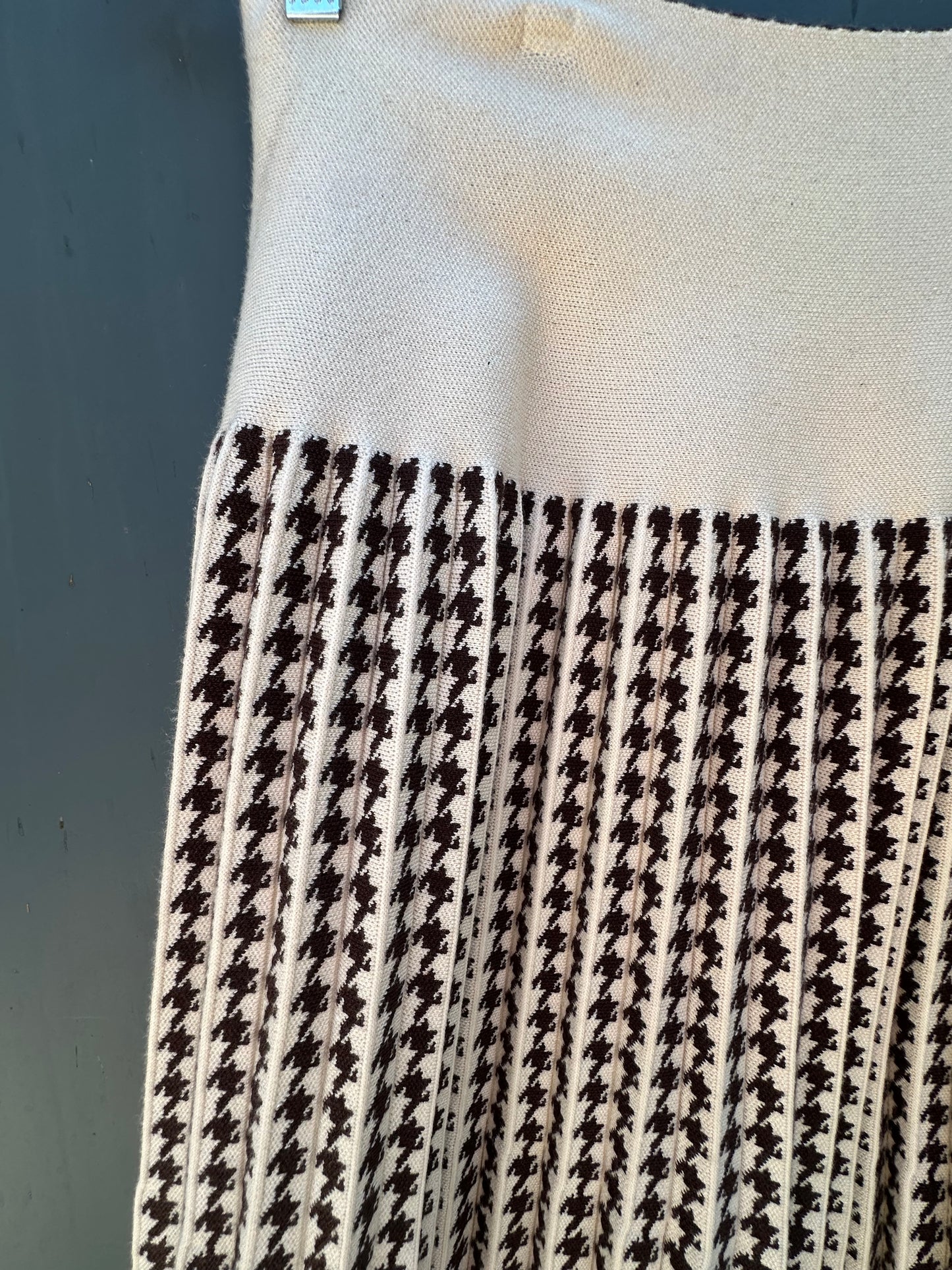 BEIGE AND BROWN HOUNDSTOOTH