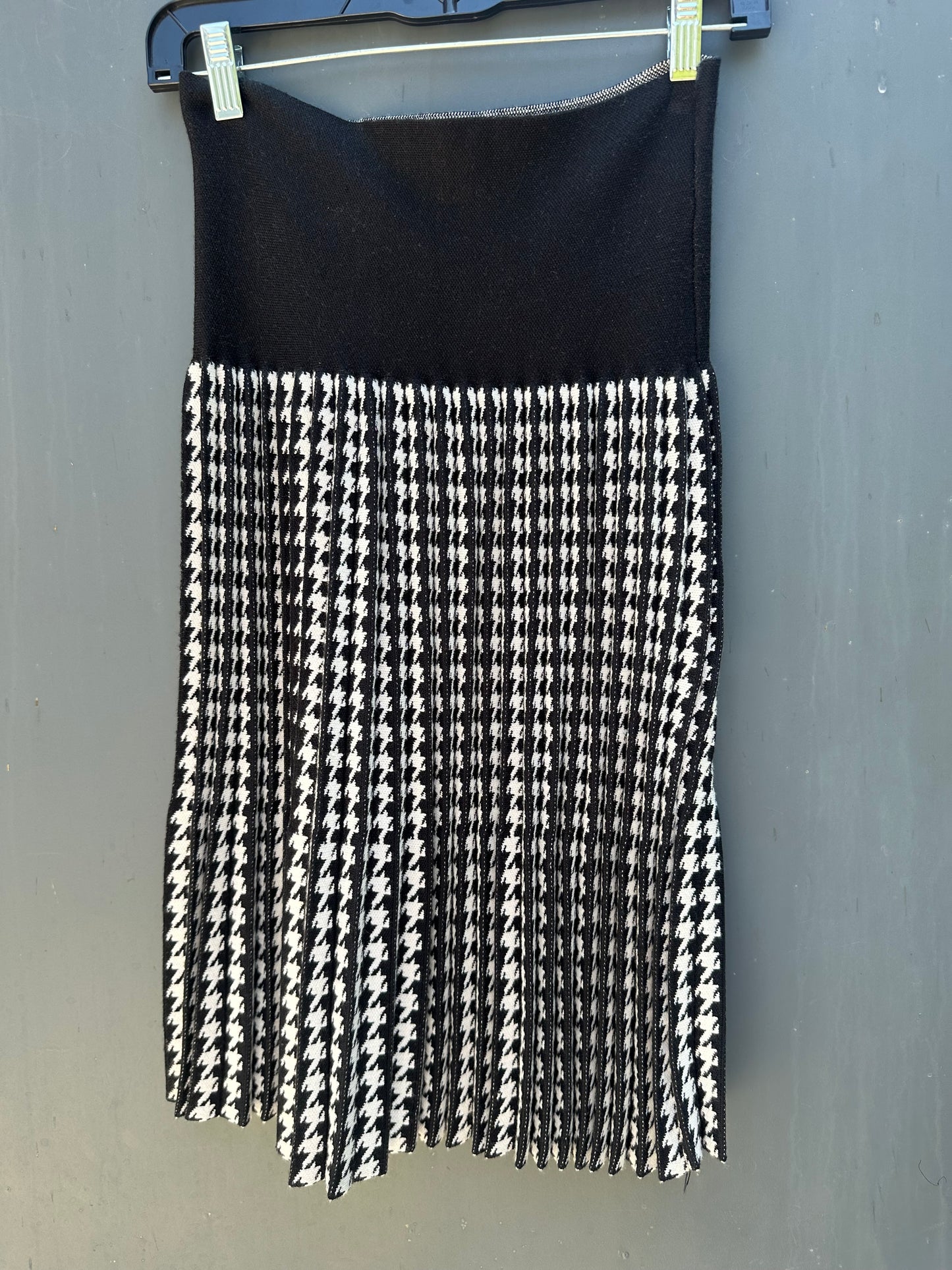 PLEATED HOUNDSTOOTH SKIRT