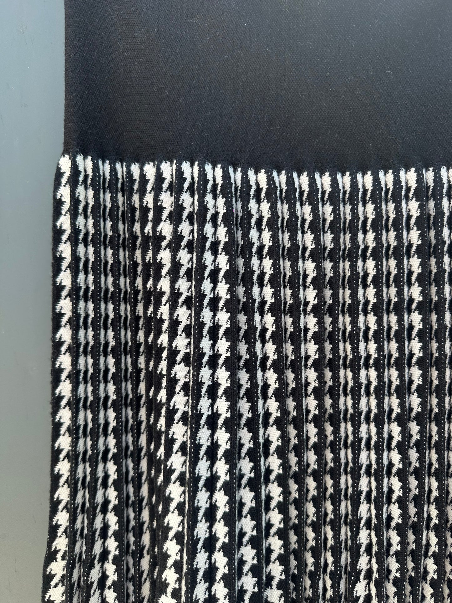 PLEATED HOUNDSTOOTH SKIRT