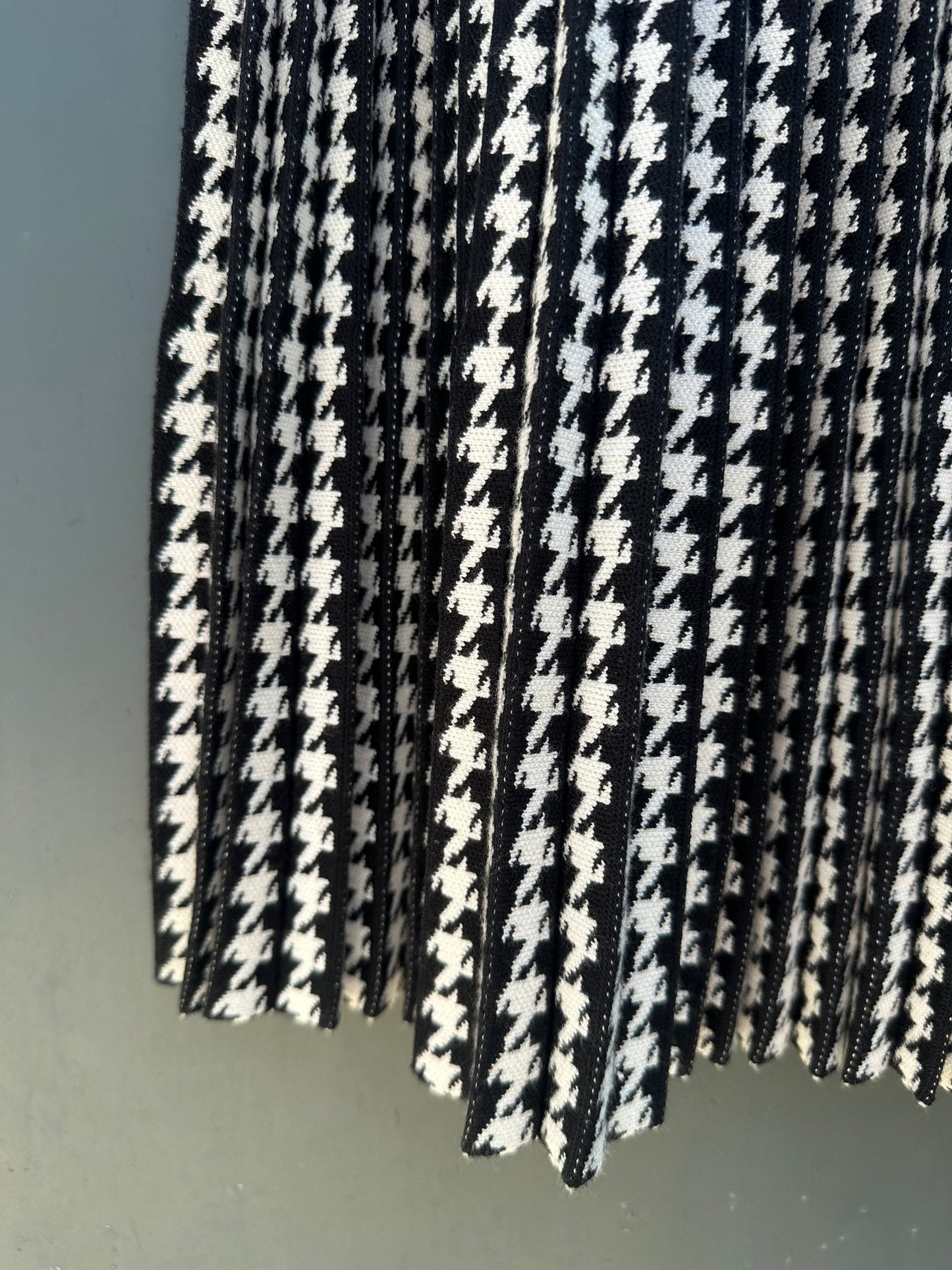 PLEATED HOUNDSTOOTH SKIRT