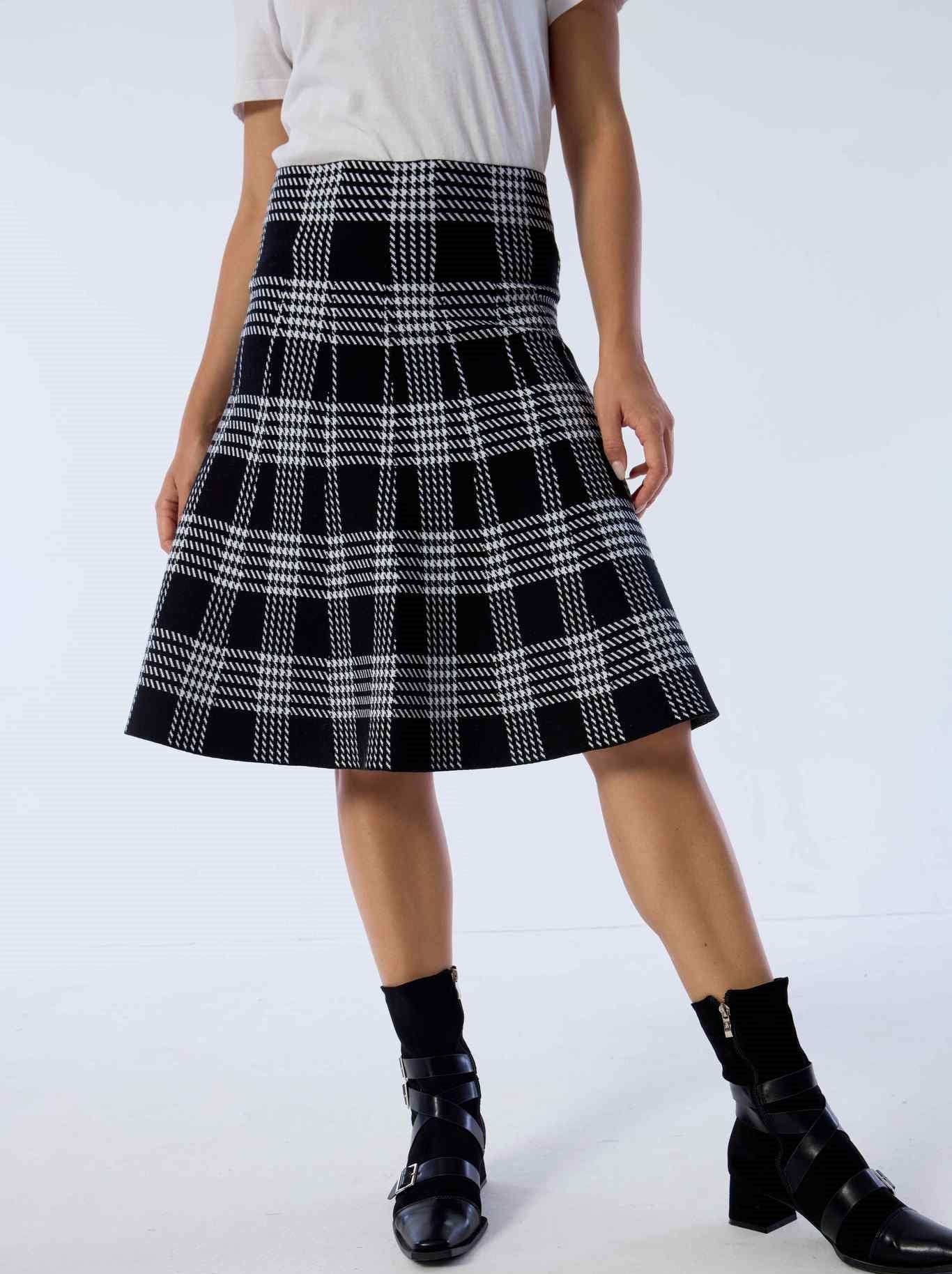 AMAZING MM SKIRT - YEAR ROUND BLACK PLAID