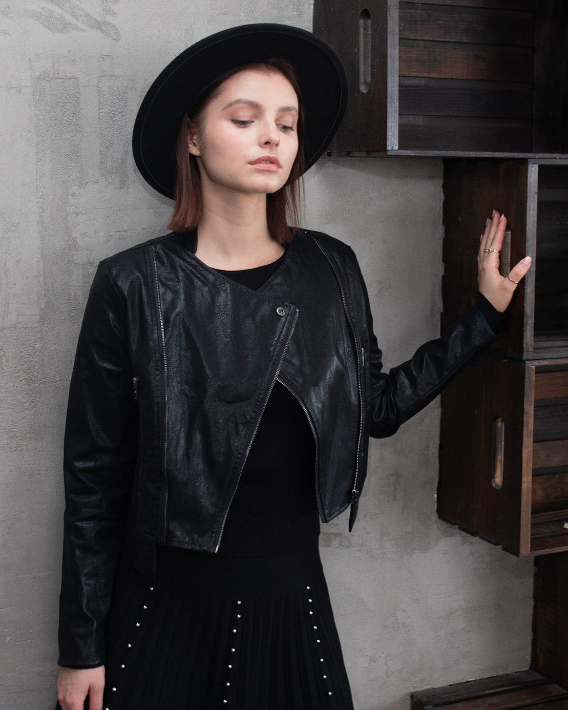 MM LIMITED YEAR ROUND PLEATED - STUDDED BLACK