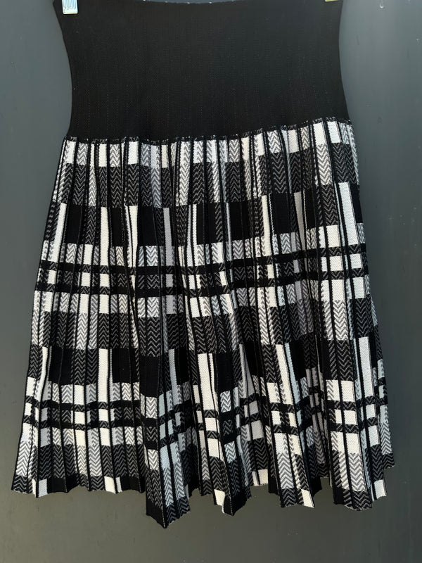 BLACK AND WHITE PLAID PLEATED