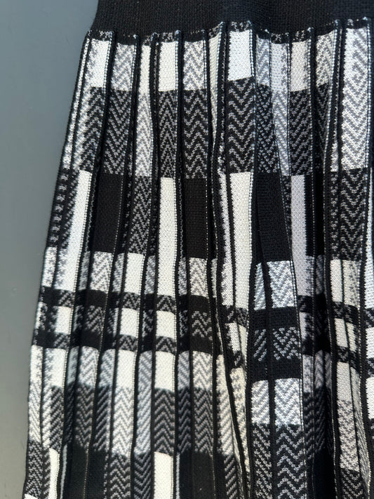 BLACK AND WHITE PLAID PLEATED