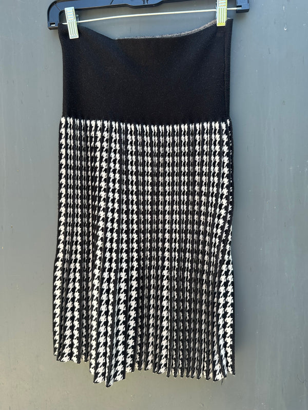 PLEATED HOUNDSTOOTH SKIRT